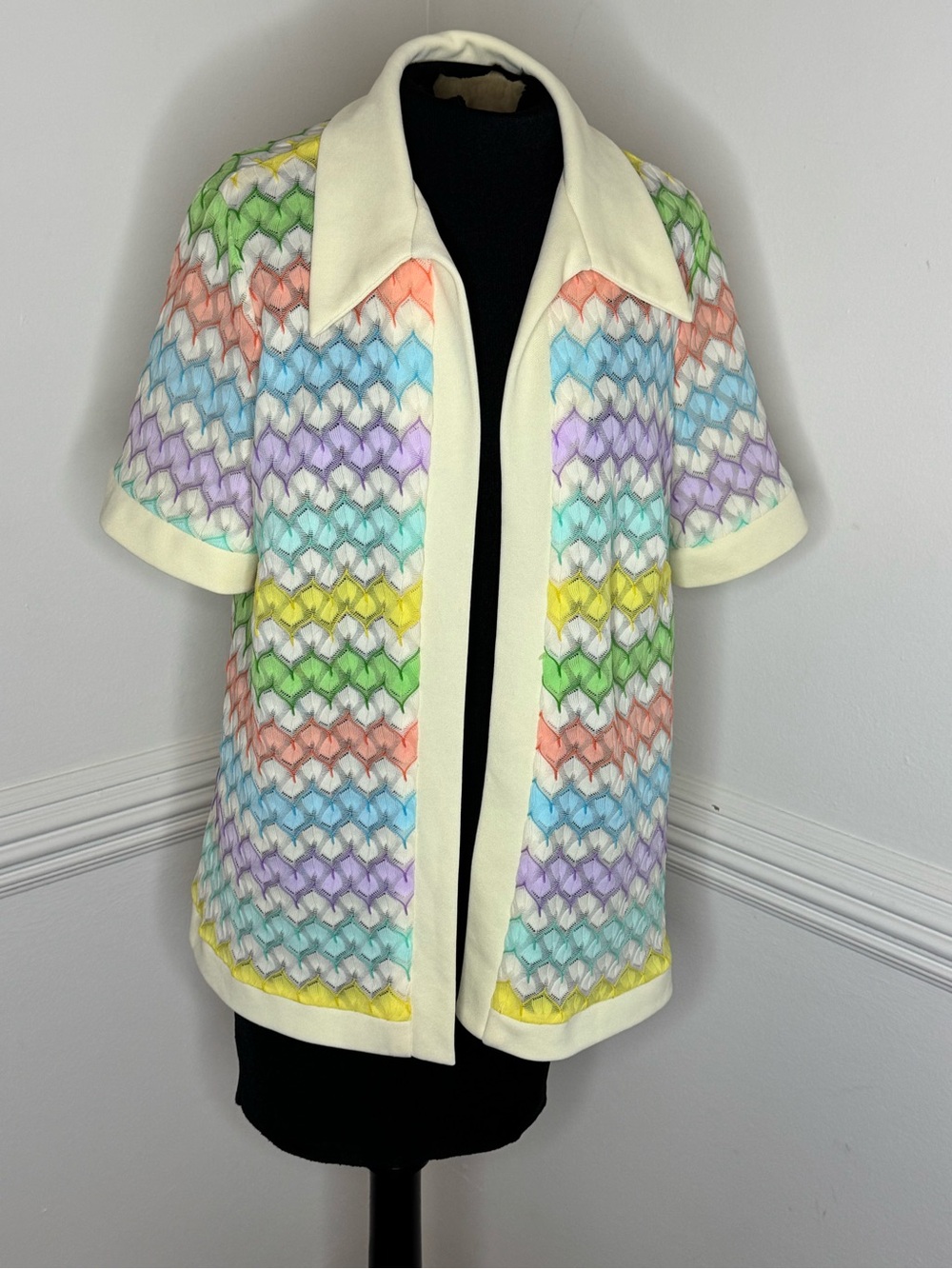 Vintage Cream and Pastel Colored Short-Sleeve Knit Chevron Cardigan